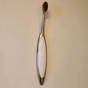 Artis Elite Oval 3 makeup brush